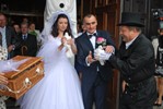 kominiarz z białymi gołębiami