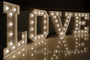 świecący napis LOVE