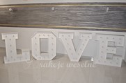 świecący napis LOVE